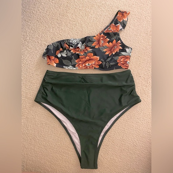 New! Two piece swimsuit - Picture 1 of 3